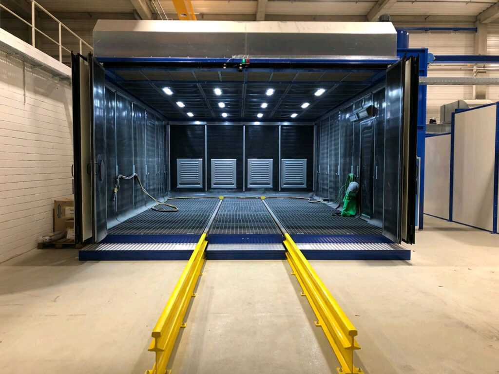 Cabine de grenaillage à plancher racleur sans génie civil