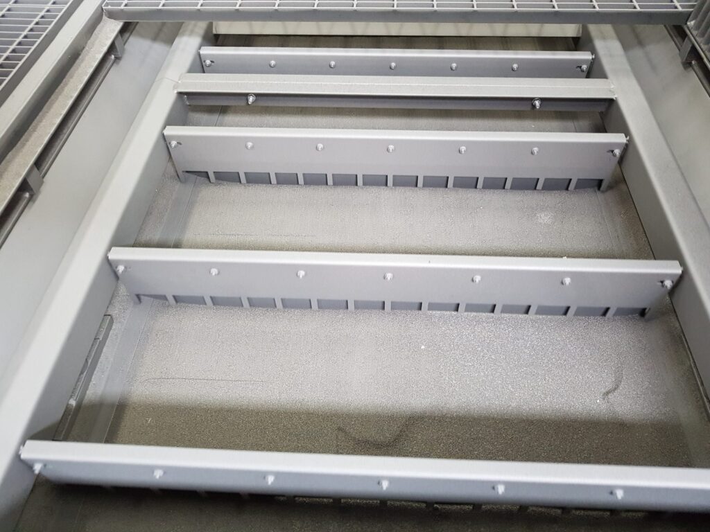 Cabine de grenaillage à plancher racleur avec génie civil, photo 12