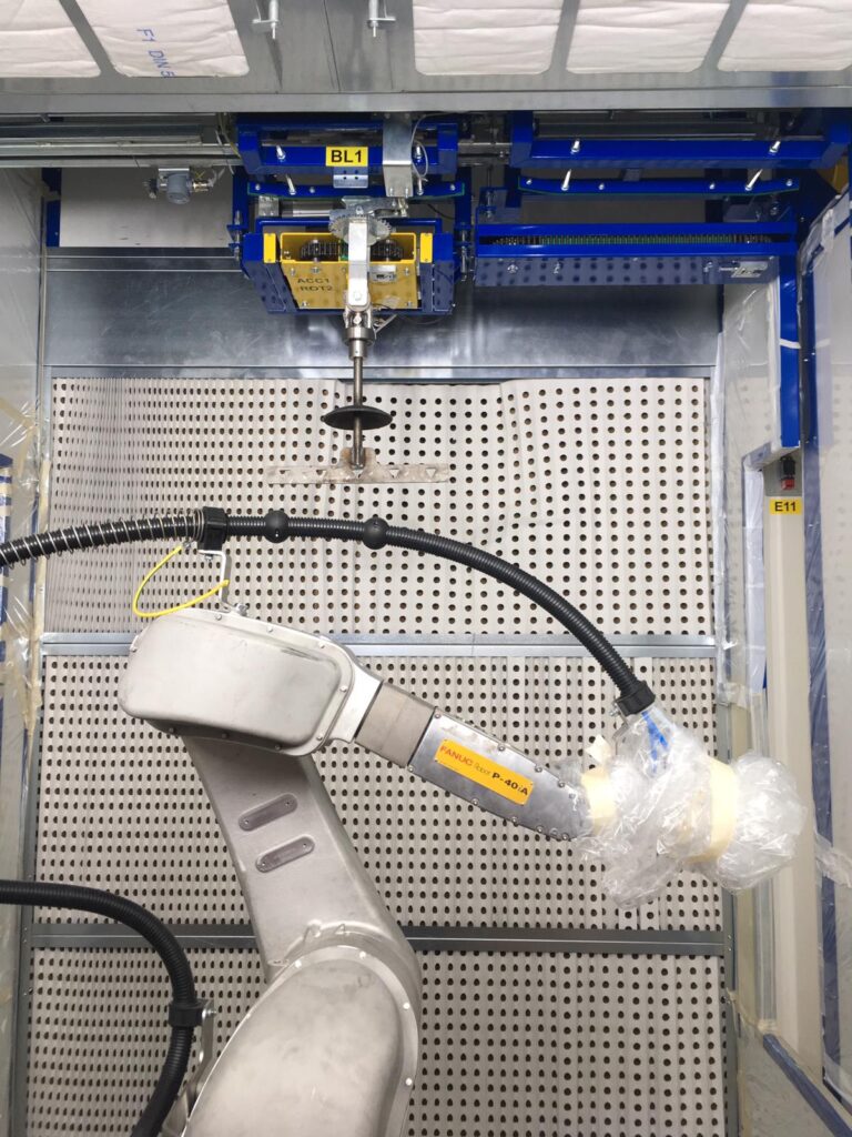 Cabine de peinture liquide avec robot intégré, photo 1