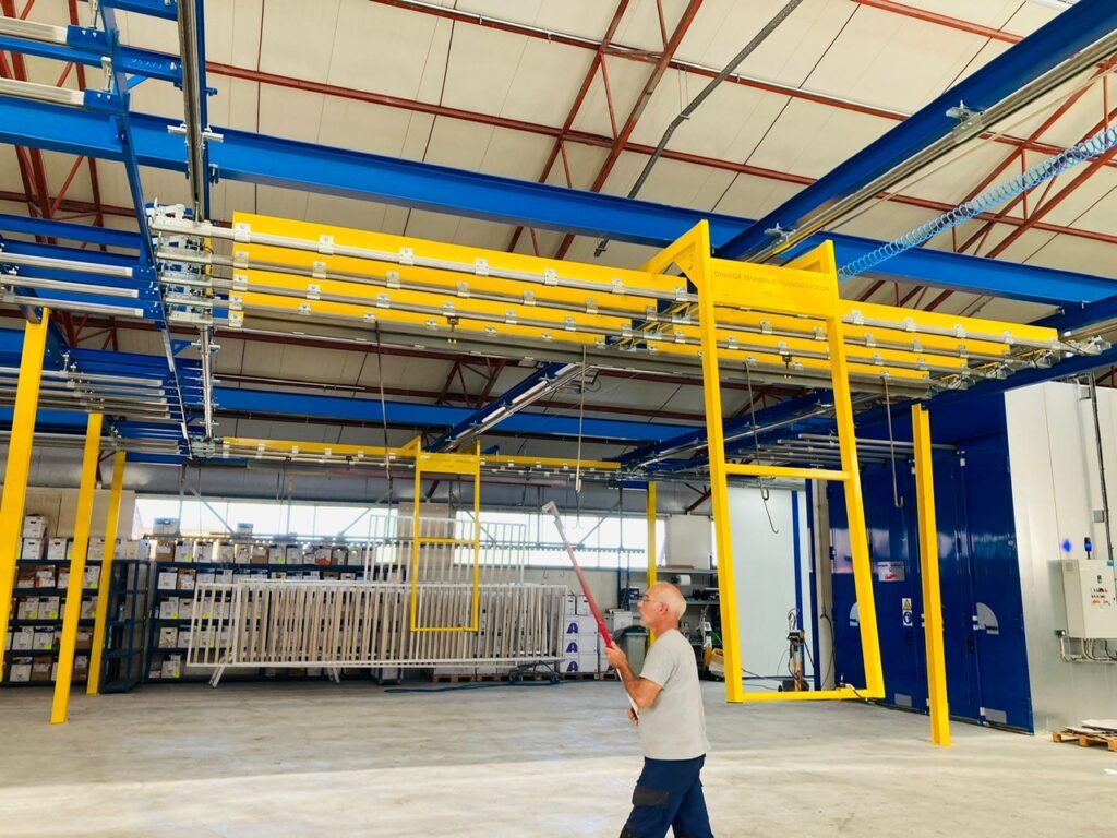 Rail de convoyage aérien monorail supportant des pièces en cours de production