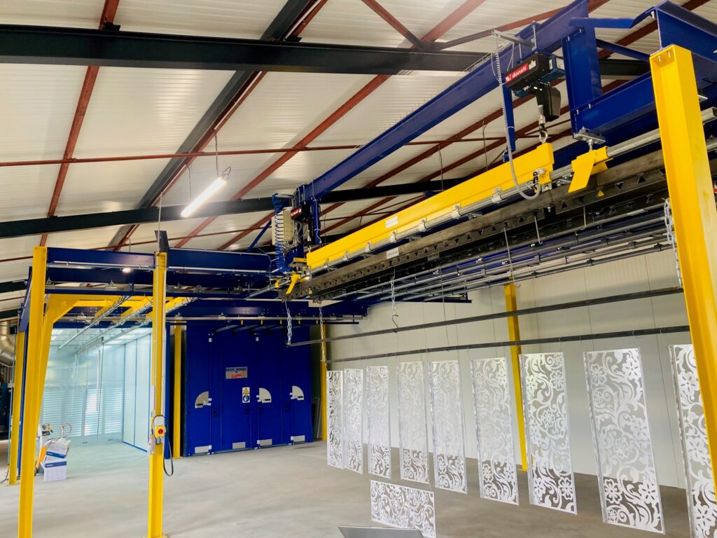 Balancelles suspendues au convoyeur monorail le long de la ligne de production