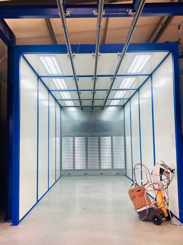Cabine de poudrage a mur filtrant equipee d un convoyeur aerien et d un groupe de poudrage Gema OptiFlex