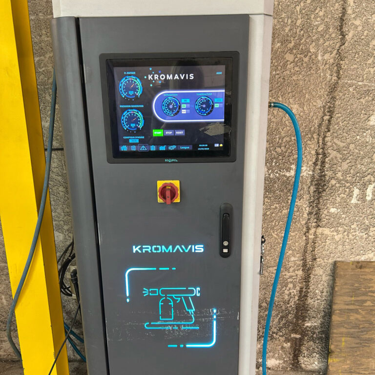 Armoire de commande Kromavis à écran tactile pilotant un poste de poudrage