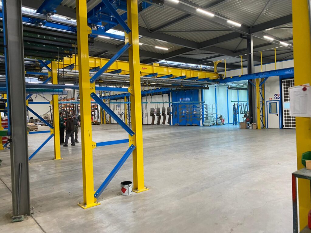 Charpente du transbordeur motorisé et voies de convoyage aérien dans un atelier de traitement de surface